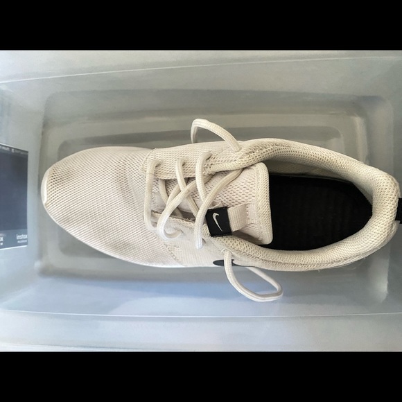 White nike Roshe - Picture 2 of 2